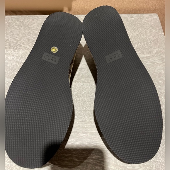 Gucci's signature GG canvas loafers with a platform sole & leather trim. - Picture 8 of 13